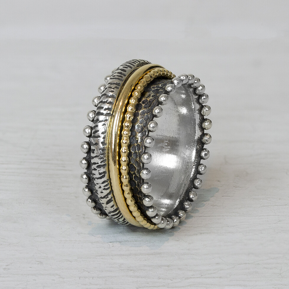 Ring van de najaarscollectie 2022 van J&eacute;h Jewels gemaakt van geoxideerd zilver, en goldfilled. Deze lieve ring heeft, net als vele van onze ringen, goldfilled bandjes die in het midden kunnen draaien. De bolletjes aan de zijkant maken deze ring extra leuk!

