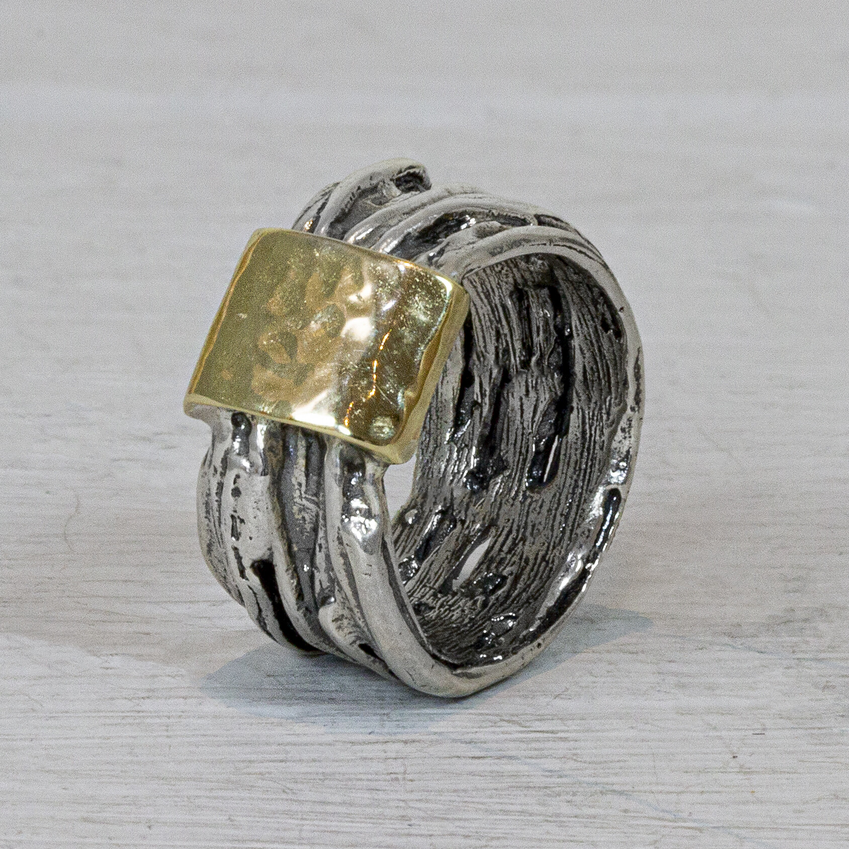 Ring verdraaid mooi zilver + 9 karaat wikkelmodel maat 58