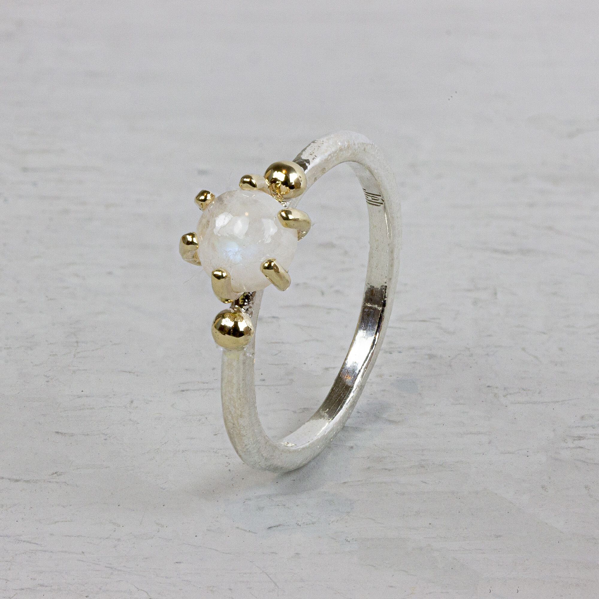 Ring van de najaarscollectie 2022 Jeh Jewels gemaakt van zilver en 9 karaat met een maansteen. Deze prachtige ring is gemaakt van 925 sterling zilver. Aan de bovenkant zit een Maansteen die wordt vastgehouden door 9 karaat. Deze ring is ideaal om te combineren. De glans van 925 sterling zilver maakt het een gewild edelmetaal voor de vervaardiging van sieraden. Het bestaat uit 92,5% puur zilver en 7,5% koper. Puur zilver is een zacht en buigzaam materiaal, het koper in 925 sterling zilver zorgt voor de stevigheid. De sieraden van J&eacute;h Jewels zijn nikkel vrij. Materiaal: 9 karaat De term karaat geeft aan hoeveel puur goud er per duizend delen in een sieraad zitten. Hoe hoger deze waarde, hoe meer goud. In een sieraad van 9 karaat zitten 337,5 delen goud.