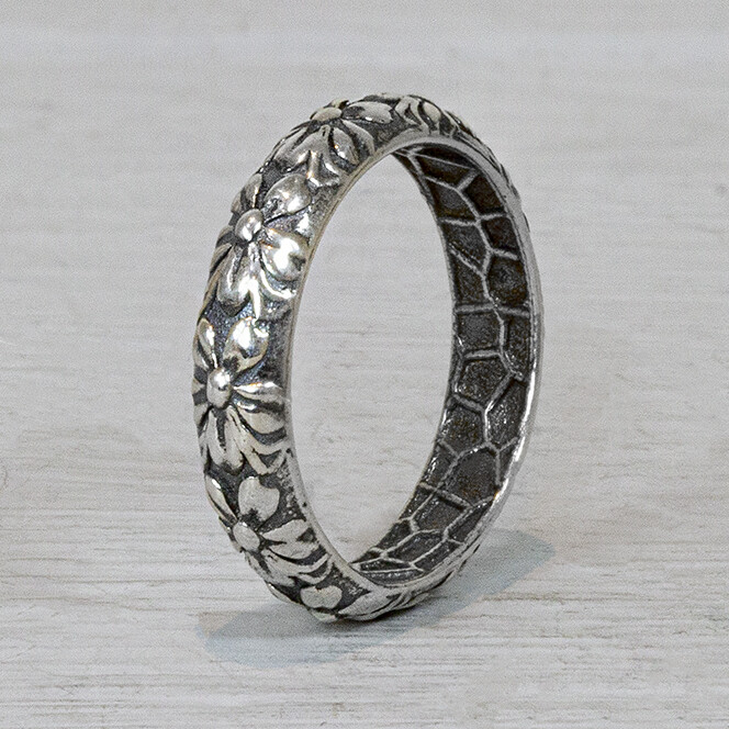 Ring van de najaarscollectie 2022 Jeh Jewels gemaakt van geoxideerd zilver. Deze ring is de kleine variant van 'Big Flower Power'. Hij is wat subtieler en wellicht makkelijker te combineren. Maar de bloemen op de ring geven 'm de Flower Power die hij nodig heeft. Op dit sieraad is gebruik gemaakt van geoxideerd zilver dit is een oppervlakte bewerking. Het is mogelijk dat de geoxideerde laag na verloop van tijd door slijtage gaat vervagen.