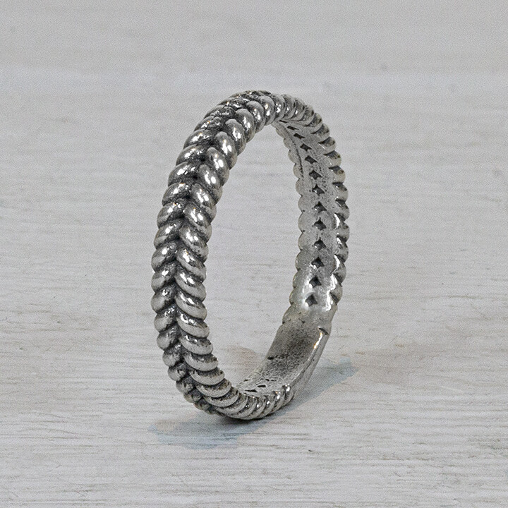 Ring van de najaarscollectie 2022 Jeh Jewels gemaakt van geoxideerd zilver. Deze ring is enorm leuk! Hij is namelijk gemaakt van geoxideerd zilver en heeft een gevlochten patroon. Ideaal om te combineren. Op dit sieraad is gebruik gemaakt van geoxideerd zilver, dit is een oppervlakte bewerking. Het is mogelijk dat de geoxideerde laag na verloop van tijd door slijtage gaat vervagen.