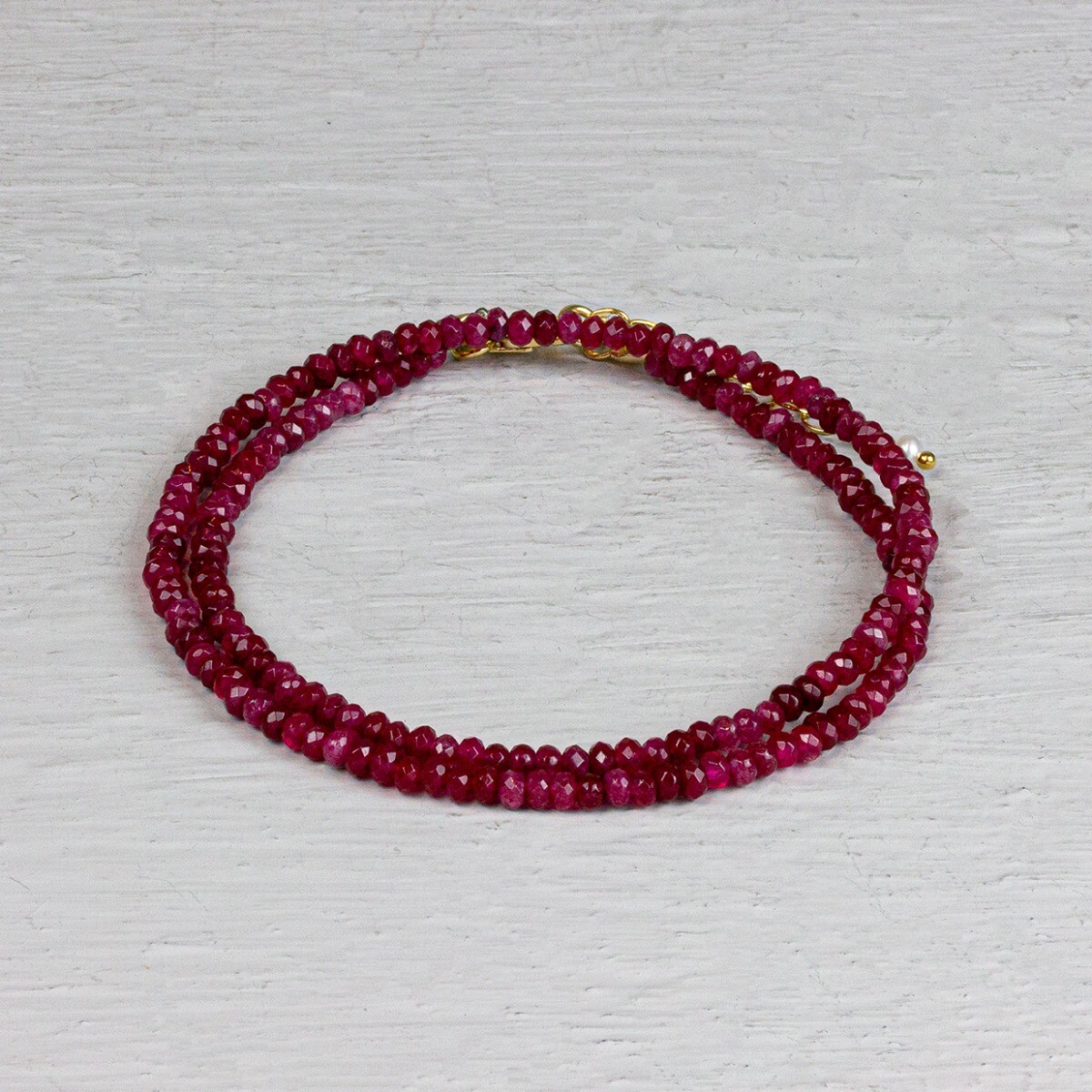 Collier gemaakt van Goldfilled in combinatie met de edelsteen Agaat. Agaat stabiliseert, aardt en beschermt. Lees meer over deze edelsteen via onderstaande button. Combineer met de andere sieraden van Jeh Jewels.