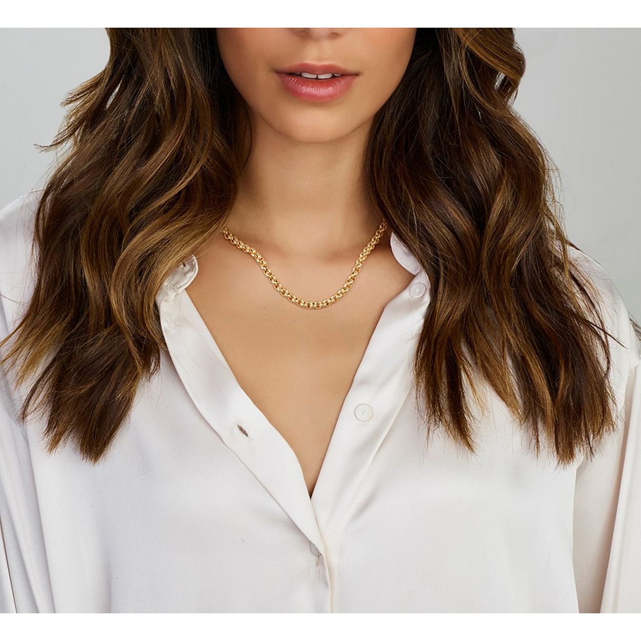 Geelgoud op 925 zilveren jasseron collier uitgevoerd met een karabijnslot. Het collier heeft een draaglengte van 45cm.