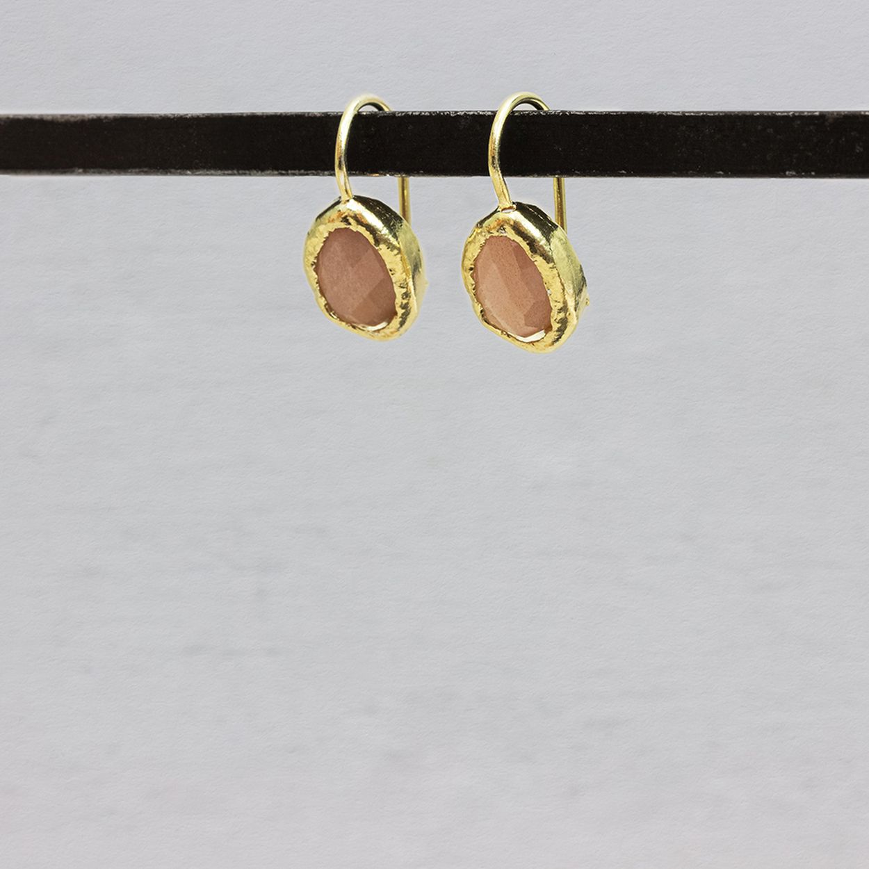 Oorhanger uit de collectie van Jéh Jewels gemaakt van zilver verguld met daarin een gefacetteerde Roze Maansteen. Roze maansteen is de steen van positiviteit en liefdevolle energie. De steen leert je om het leven te nemen zoals het is en te waarderen.