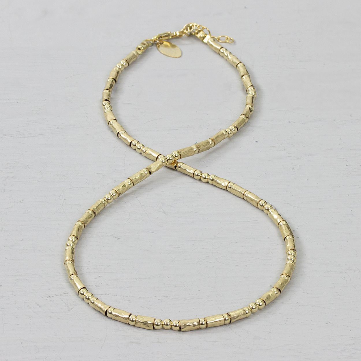 Collier met buisjes en balletjes gemaakt van Goldfilled. Combineer dit collier met de bijpassende armband en ga voor een complete look!
