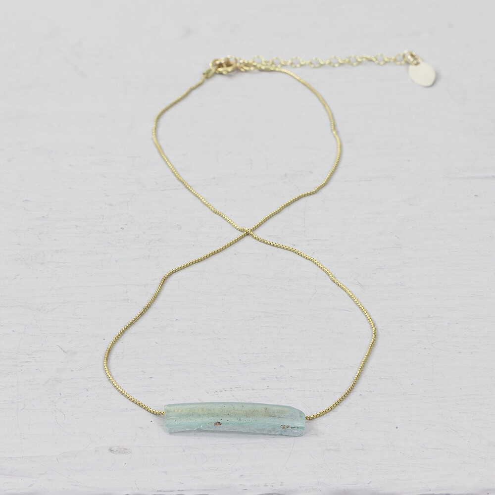 Collier zilver verguld met Romeins Glas. Een collier met een mooi verhaal. Het is qua uniekheid net een edelsteen, maar deze sieraden zijn gemaakt met Romeins Glas. De romeinen maakten dit 2000 jaar geleden al, met dezelfde reden als wij nu hebben voor glas! In de voorjaarscollectie is er nu een lijn sieraden in combinatie met dit glas. 