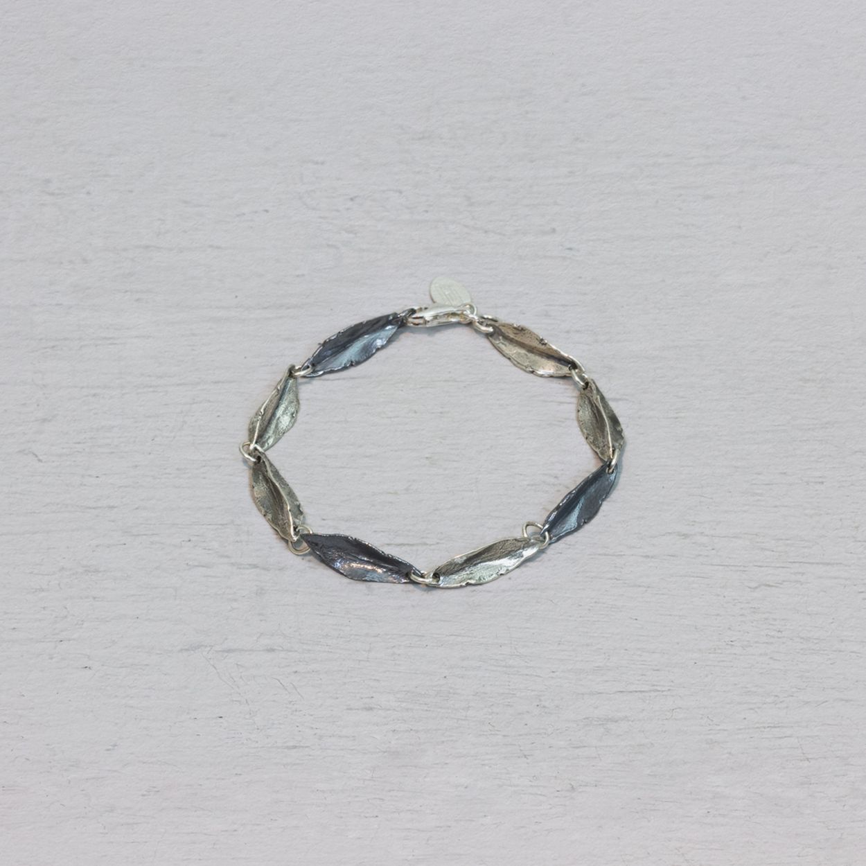 Armband uit de collectie van Jéh Jewels met gevouwen blaadjes. Gemaakt van 925 (geoxideerd) sterling zilver. Combineer deze armband met het bijpassende collier!