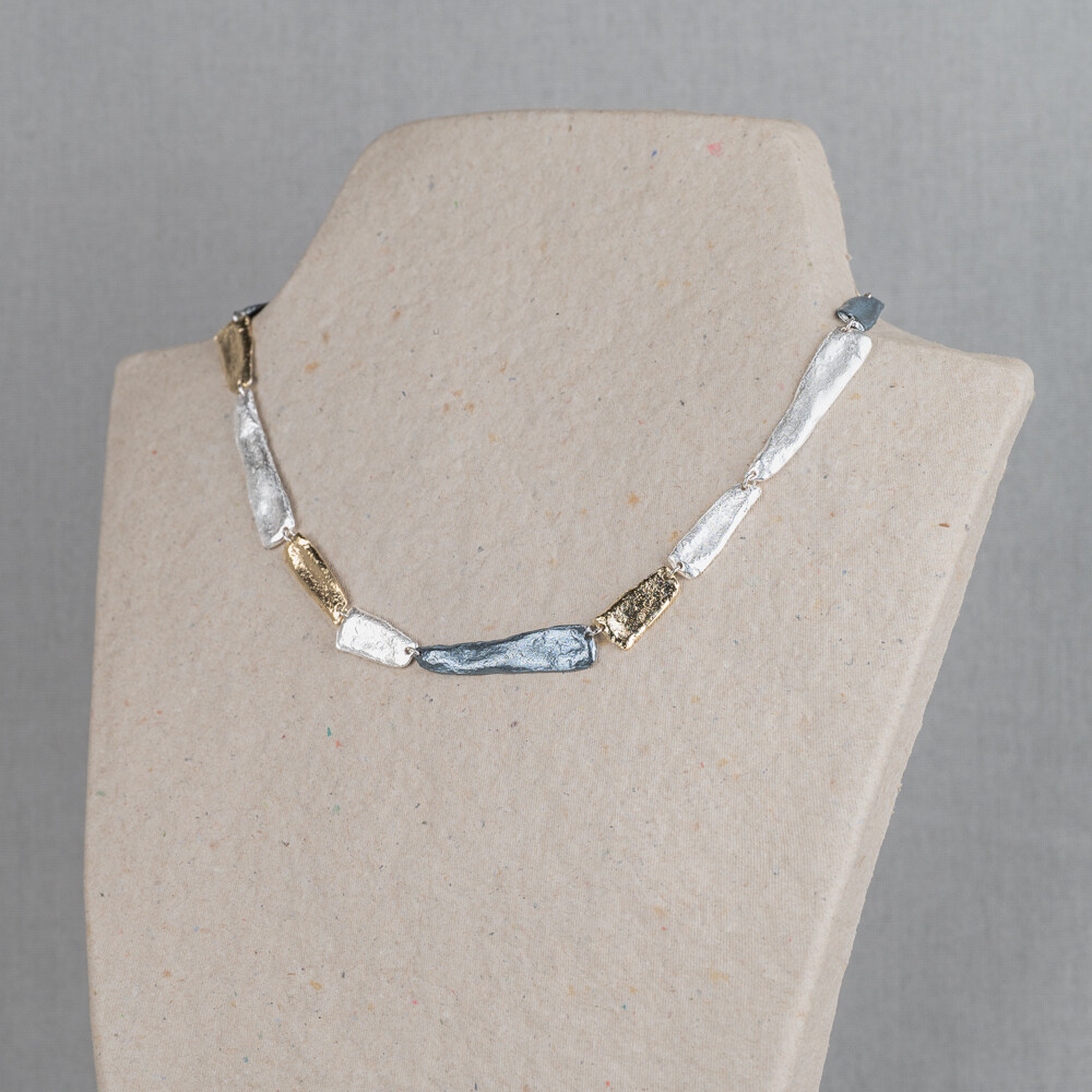 Collier klein en groot in drie kleuren van Jeh Jewels. Gemaakt van 925 (geoxideerd) sterling zilver en zilver verguld. Het collier is verstelbaar waardoor je hem ook op een andere lengte kunt dragen. Combineer met een mooi paar oorsieraden, een ring en armband voor een complete look!