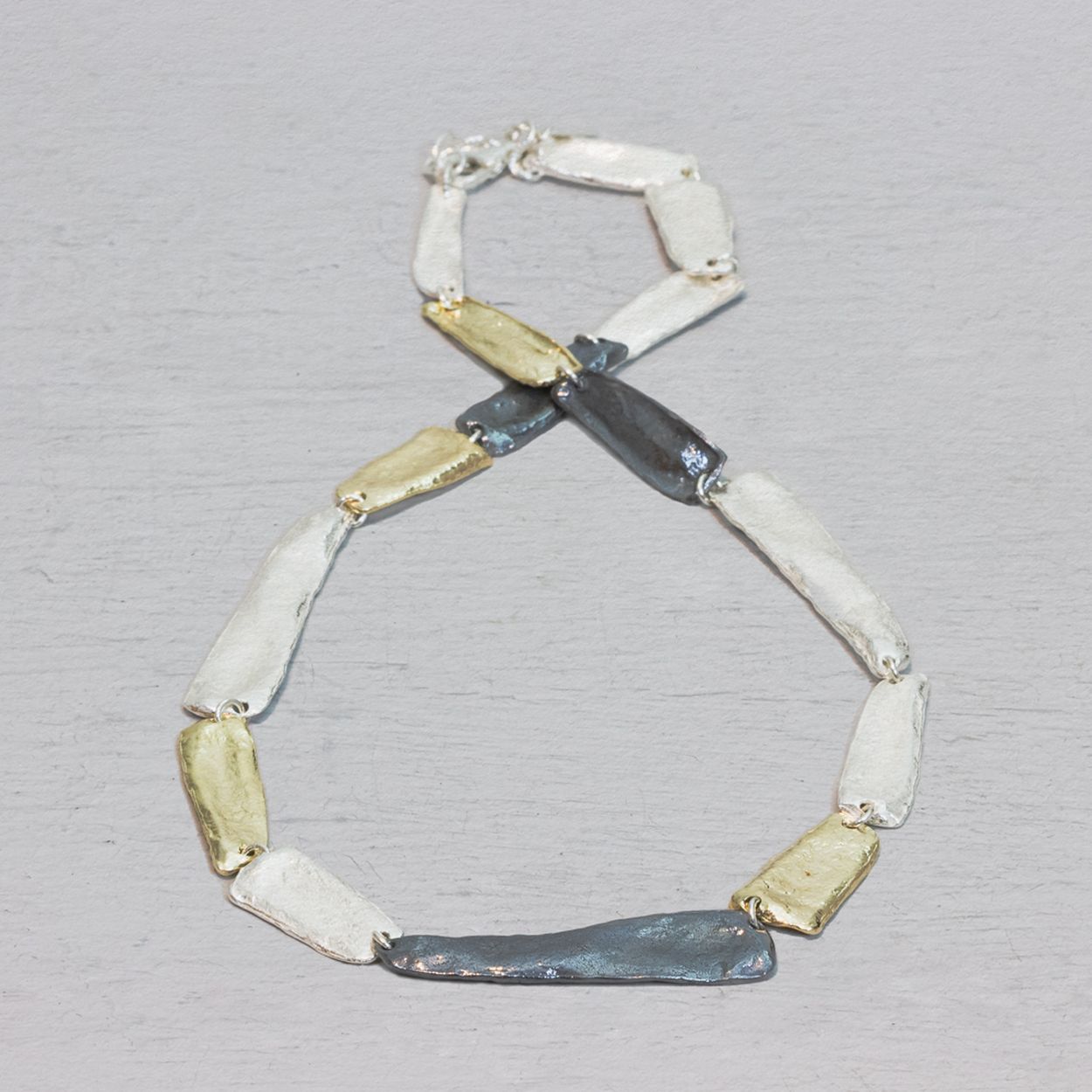 Collier klein en groot in drie kleuren van Jéh Jewels. Gemaakt van 925 (geoxideerd) sterling zilver en zilver verguld. Het collier is verstelbaar waardoor je hem ook op een andere lengte kunt dragen. Combineer met een mooi paar oorsieraden, een ring en armband voor een complete look!