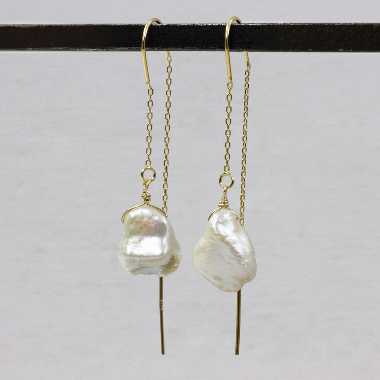 Doortrek oorbel van Jeh Jewels is gemaakt van zilver verguld en heeft een parel aan de voorkant. Prachtig te combineren met een collier, ring of armband voor een complete look!