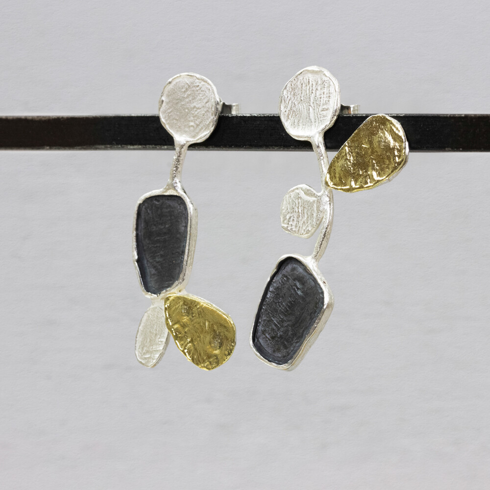 Zo vrolijk als een koe dit net weer de wei in mag zo blij worden wij bij Jeh Jewels ook van het voorjaar en deze oorbellen. Ze zijn gemaakt van 925 (geoxideerd) sterling zilver in combinatie met zilver verguld.
