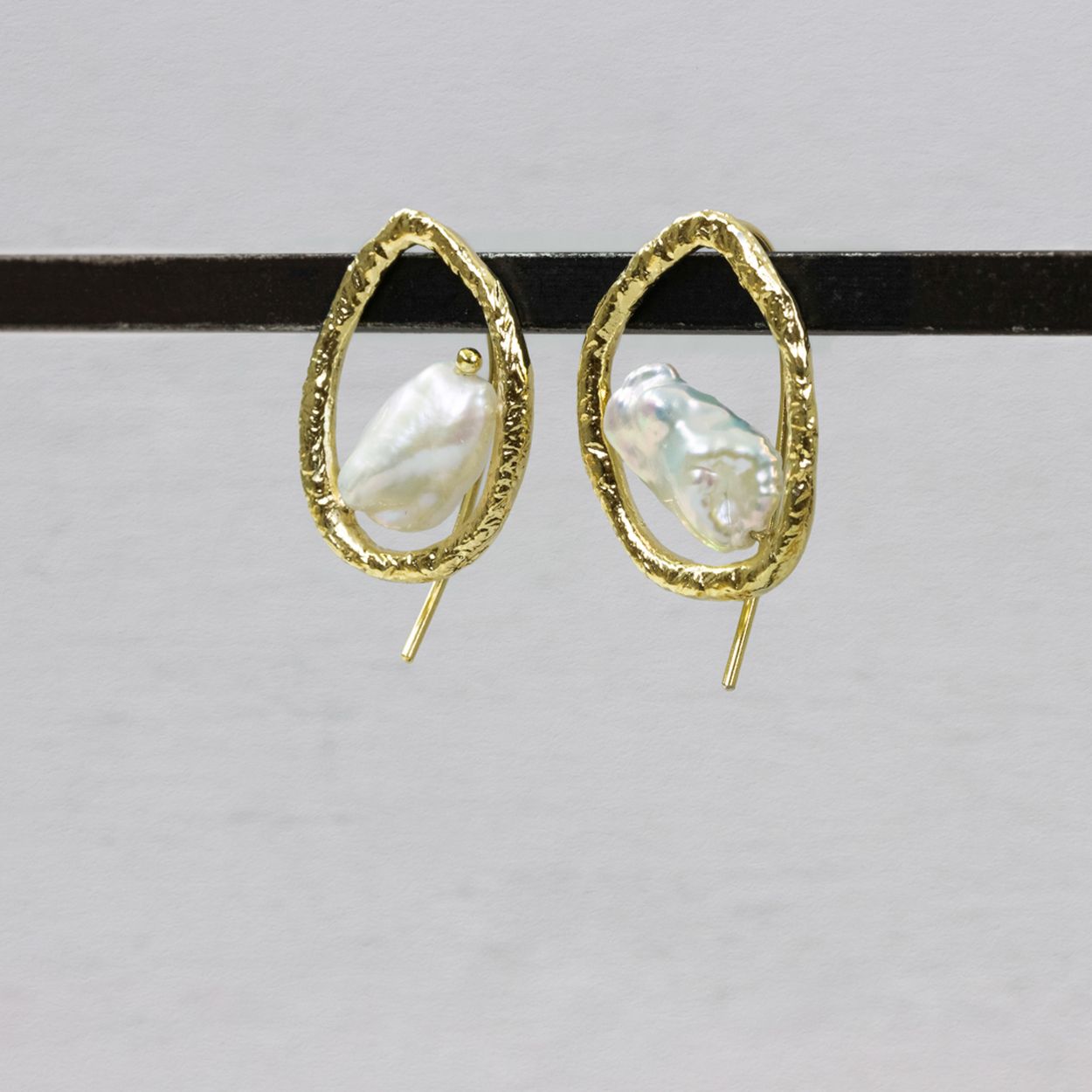 Oorbel open gemaakt van zilver verguld in combinatie met Parel. Combineer deze classy oorhangers van Jéh Jewels met een mooi collier, armband en ring.