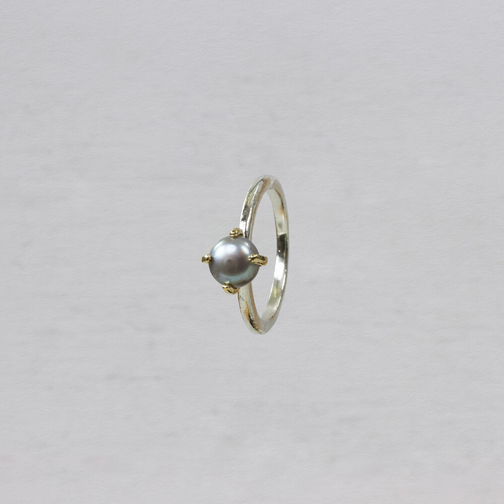 Zilv ring met 9Krt en grijze parel roosje