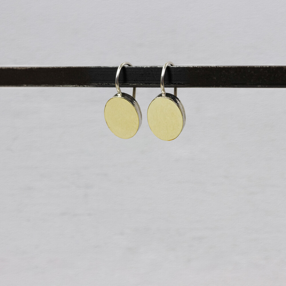 Oorbellen gemaakt van 925 sterling zilver met daaraan een ovaaltje van 9 karaat. Combineer deze oorhangers met de bijpassende ring en het collier.