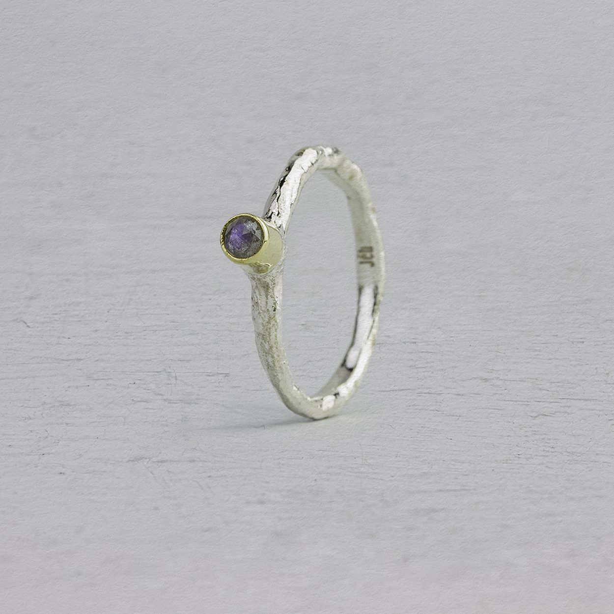 Ring gemaakt van 925 sterling zilver in combinatie met een 9 karaat zetkastje met daarin een Labradoriet edelsteen. Combineer met de andere ringen uit de Mix & Match collectie!