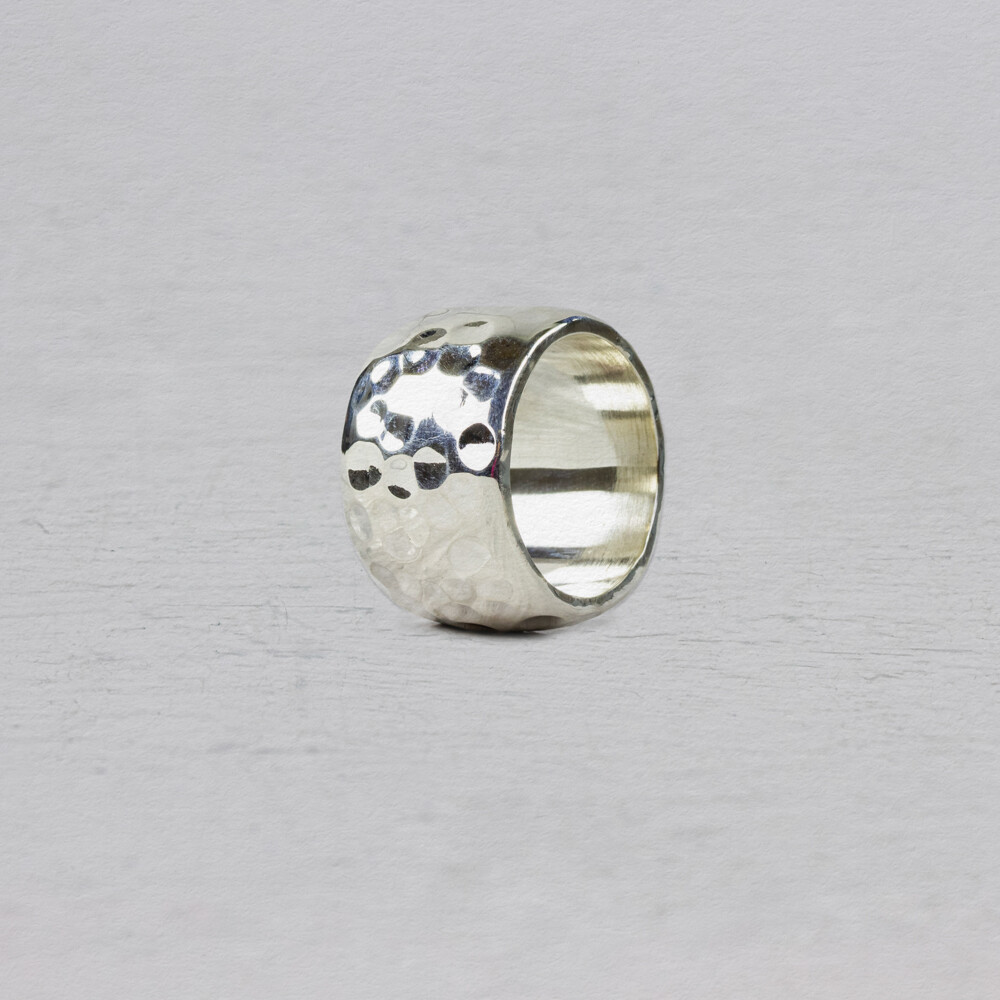 Zo mooi kan simpel zijn.. Ring gemaakt van 925 sterling zilver met een subtiele hamerslag. Draag deze eyecatcher in combinatie met een paar zilver oorhangers of rinkelarmband.