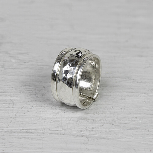 Shiny zilver in de zomer, we love it! Deze ring is gemaakt van 925 sterling zilver en bestaat uit drie ringen die bij elkaar worden gehouden door een bandje. Deze ring kan uiteraard om iedere vinger, maar wij vinden hem het mooiste om de middelvinger!