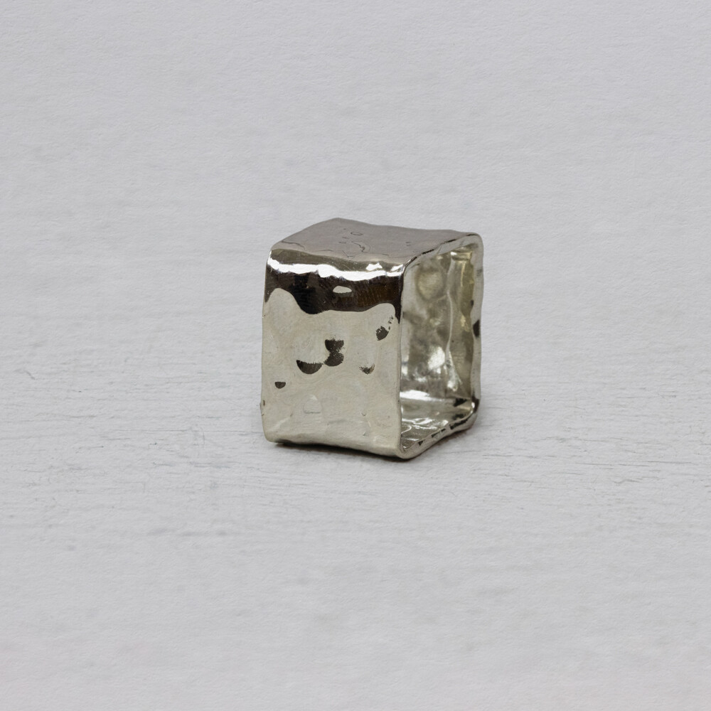 Ring gemaakt van 925 sterling zilver. Deze ring is bijzonder in zijn soort dankzij de vierkante vorm. Combineer met andere sieraden uit de collectie van Jeh Jewels.