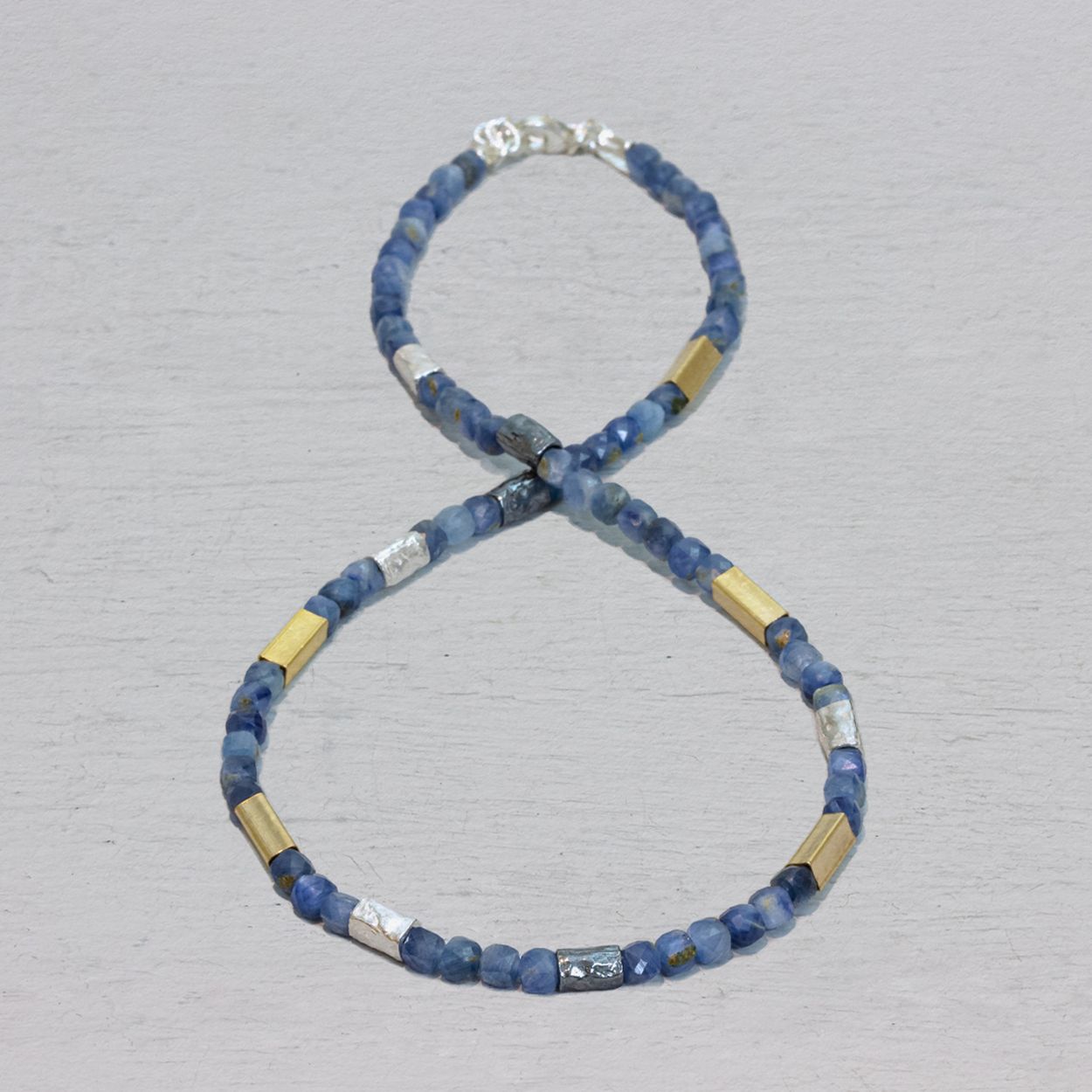 Collier uit de collectie van Jéh Jewels, gemaakt van 925 sterling zilver, geoxideerd zilver, Goldfilled en Kyaniet. Kyaniet is blauw van kleur en "The perfect match" bij al je favoriete spijkerbroeken.
Draag haar samen met de bijpassende armband!