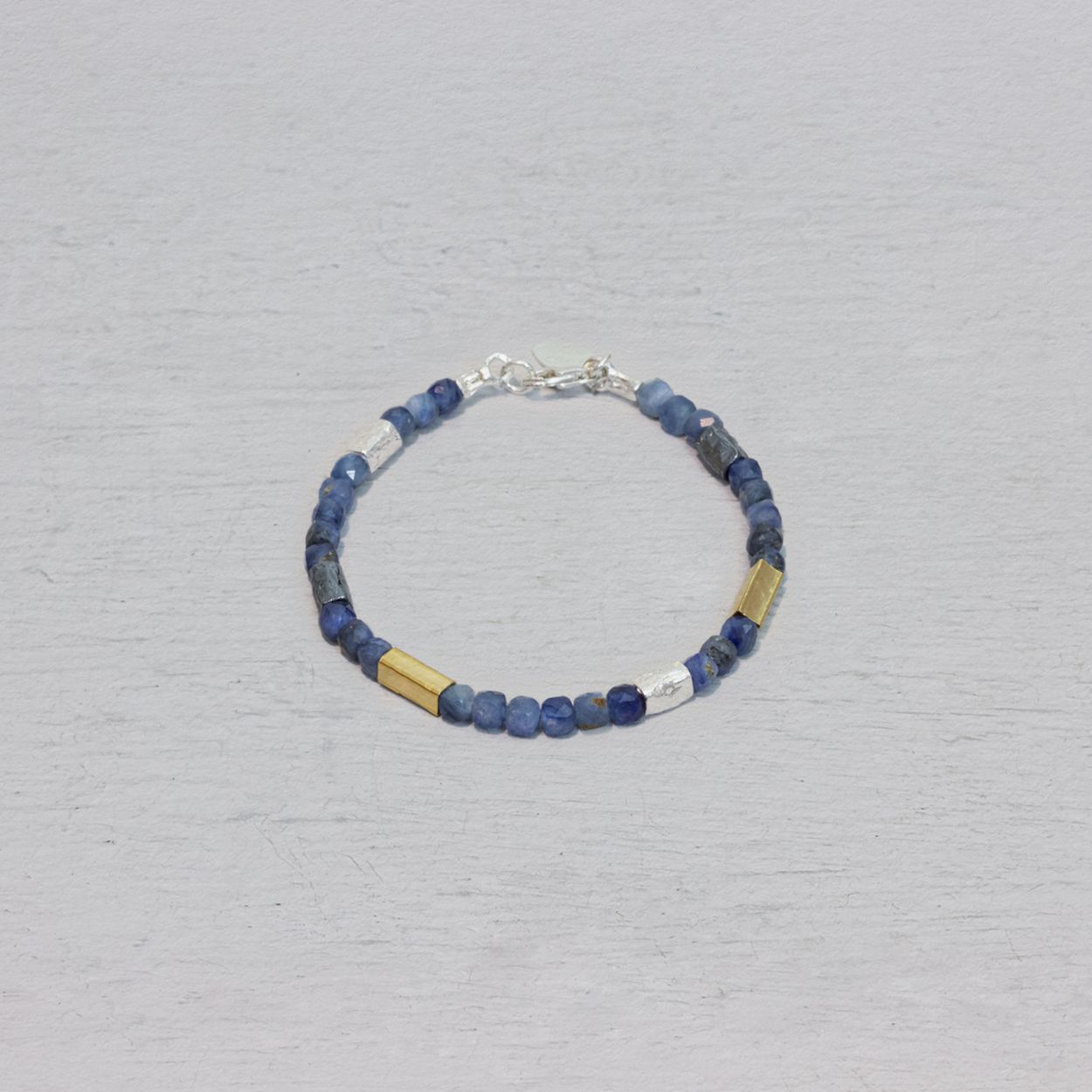 Armband uit de collectie van Jéh Jewels, gemaakt van 925 sterling zilver, geoxideerd zilver, Goldfilled en Kyaniet. Kyaniet is blauw van kleur en "The perfect match" bij al je favoriete spijkerbroeken. Draag haar samen met het bijpassende collier!