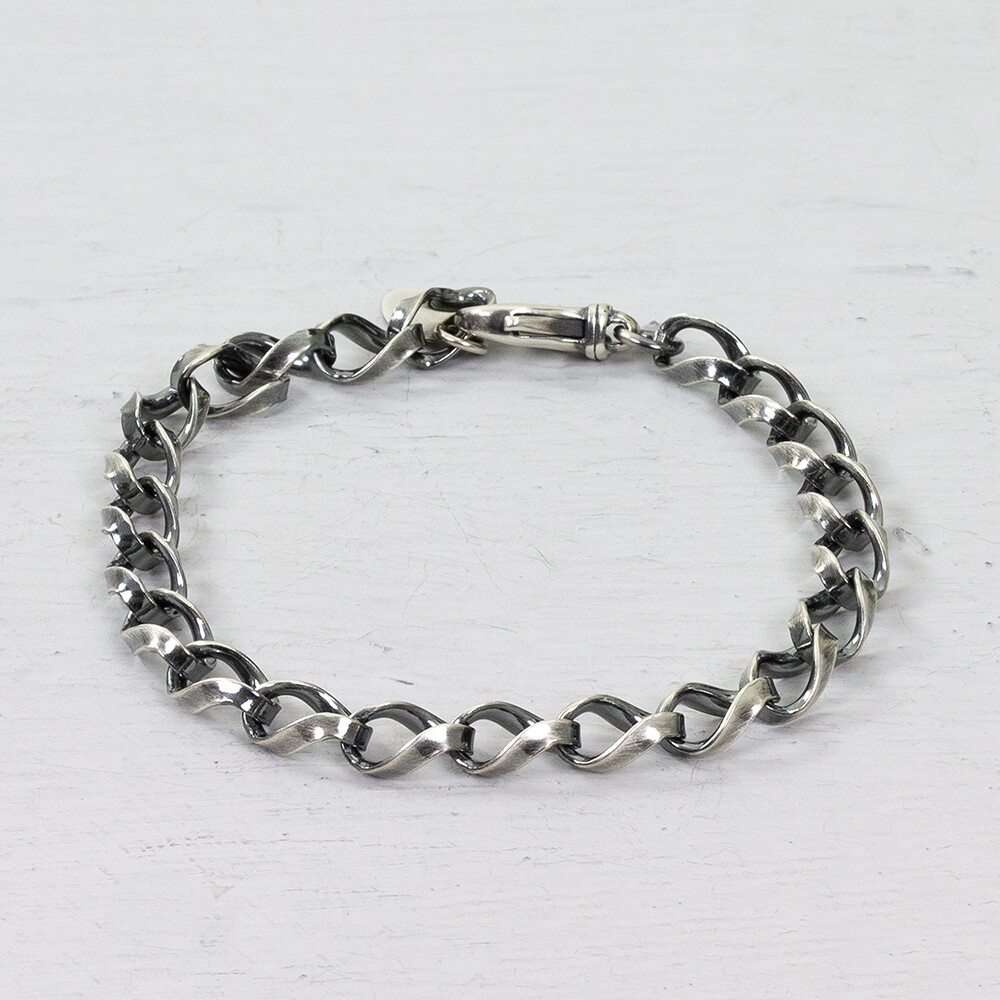 Armband van Jeh Jewels gemaakt van 925 geoxideerd sterling zilver met grove schakels. Het allerleukste aan de armband is dat je hem op iedere gewenste lengte kan dragen. De maximale lengte is 21 cm maar je kunt hem dus ook korter dragen.