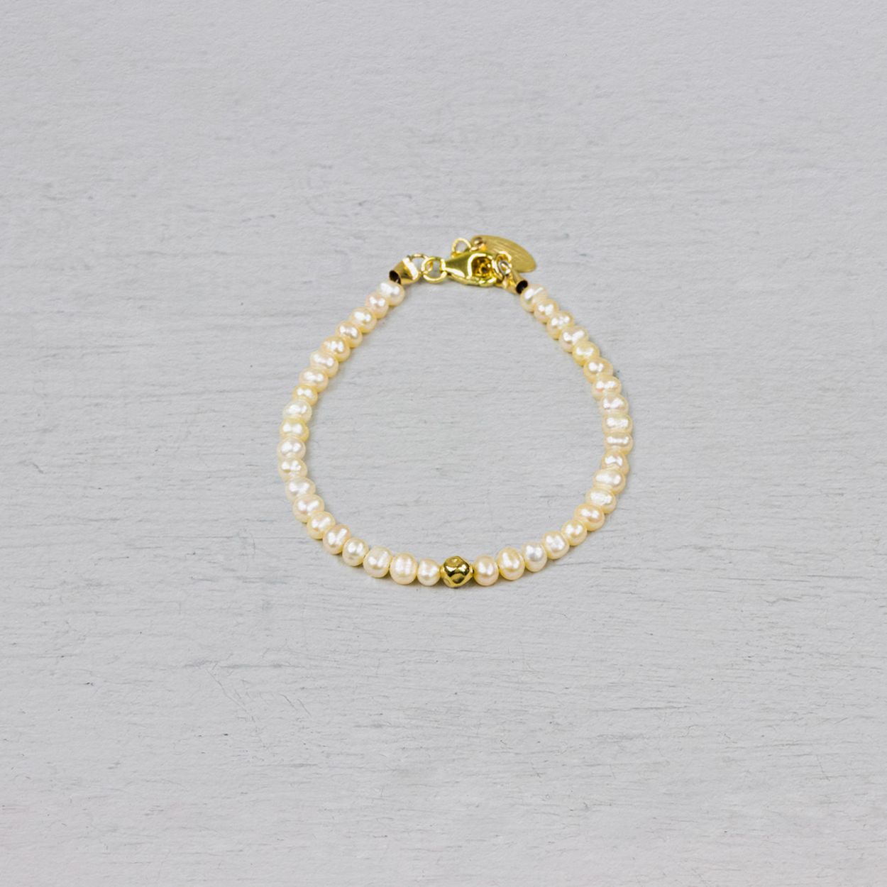 Armband gemaakt van Goldfilled in combinatie met Roze Parel. In het midden zit een Goldfilled balletje. De armband is verstelbaar waardoor je hem op een andere lengte kunt dragen. Combineer met een mooi collier, oorbellen en een ring voor een complete look!