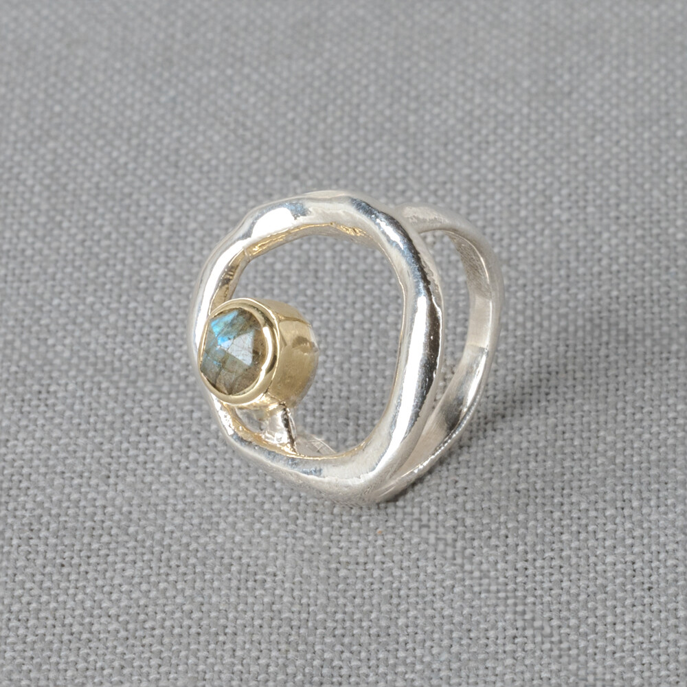 Ring gemaakt van 925 sterling zilver in combinatie met een 9 karaat facet met daarin de edelsteen Labradoriet. Labradoriet is een magische beschermende en spirituele steen. Lees alles over deze edelsteen via onderstaande button! Combineer deze ring met andere sieraden van Jeh Jewels.