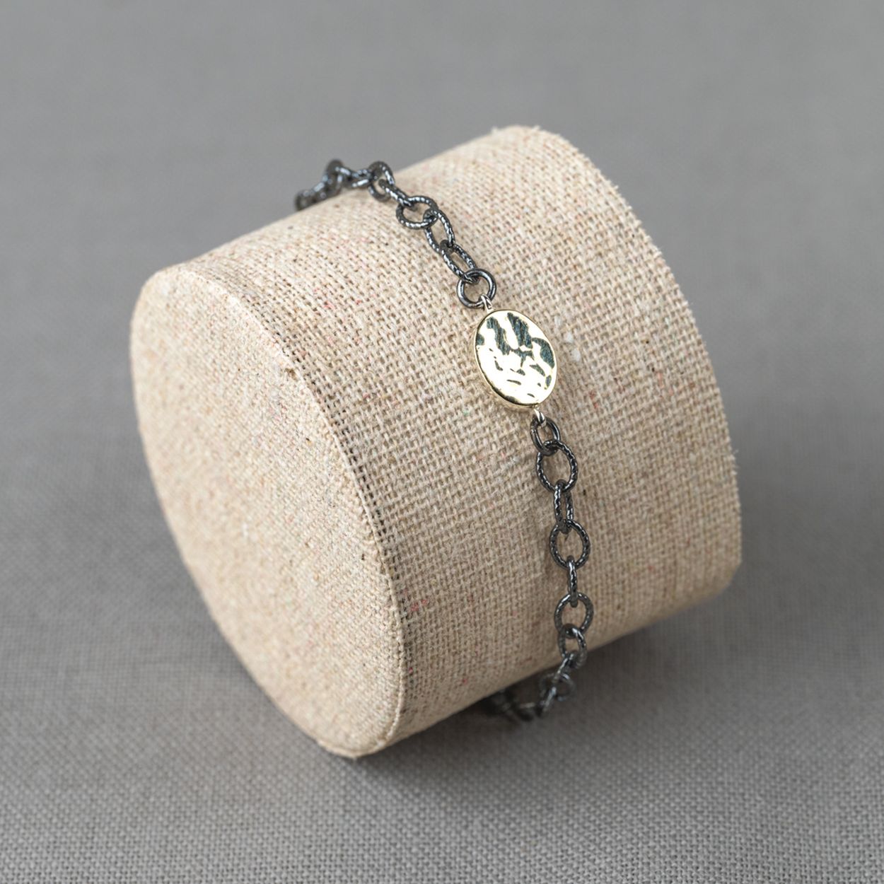 Armband gemaakt van 925 sterling zilver in combinatie met een 9 karaat ovaaltje. Combineer met een collier, ring en oorbellen voor een complete look! Dit armbanje kun je op verschillende lengtes dragen dankzij de schakels. De maximale lengte is 19 cm.