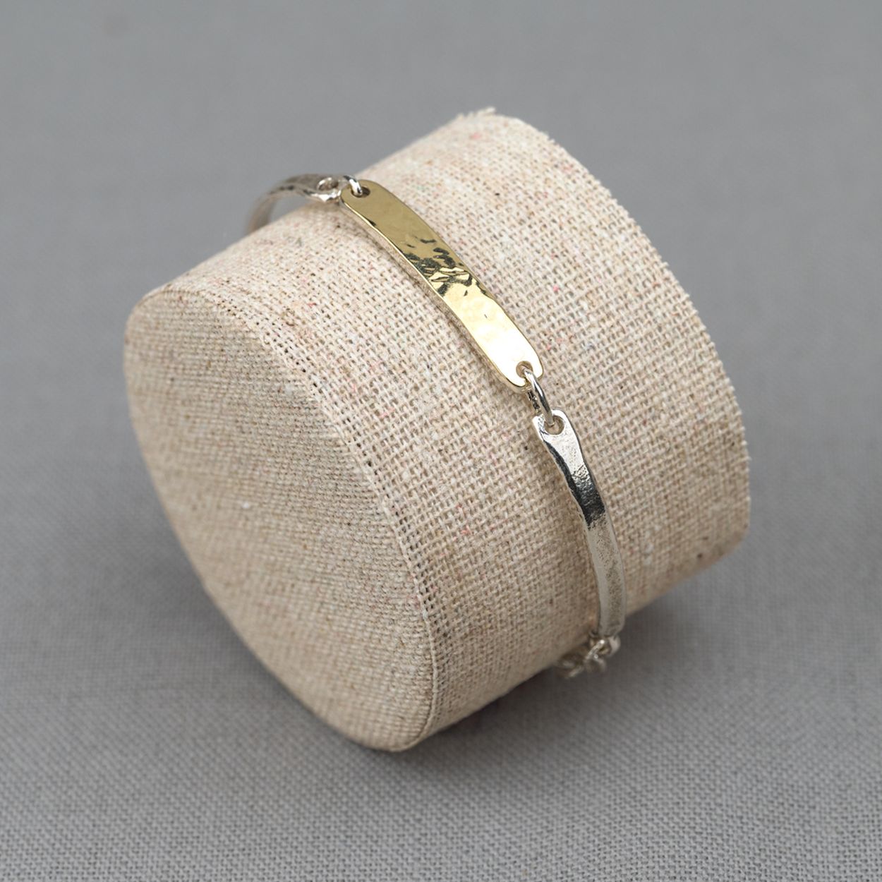 Armband gemaakt van 925 sterling zilver in combinatie met een 9 karaat plaatje in het midden. Deze armband kan op verschillende lengtes gedragen worden dankzij de schakels. De kortste lengte waarop hij gedragen kan worden is 15 cm. Het langste waarop hij gedragen kan worden is 19 cm. 

Combineer met een paar mooie oorbellen, een ring en collier voor een complete look!