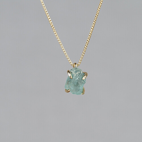 Collier gemaakt van zilver verguld in combinatie met de edelsteen Aquamarijn. 

 Let op: het formaat van de hanger kan verschillen, dit komt doordat het een natuursteen bevat. Deze kunnen verschillen qua grootte, kleur en vorm.