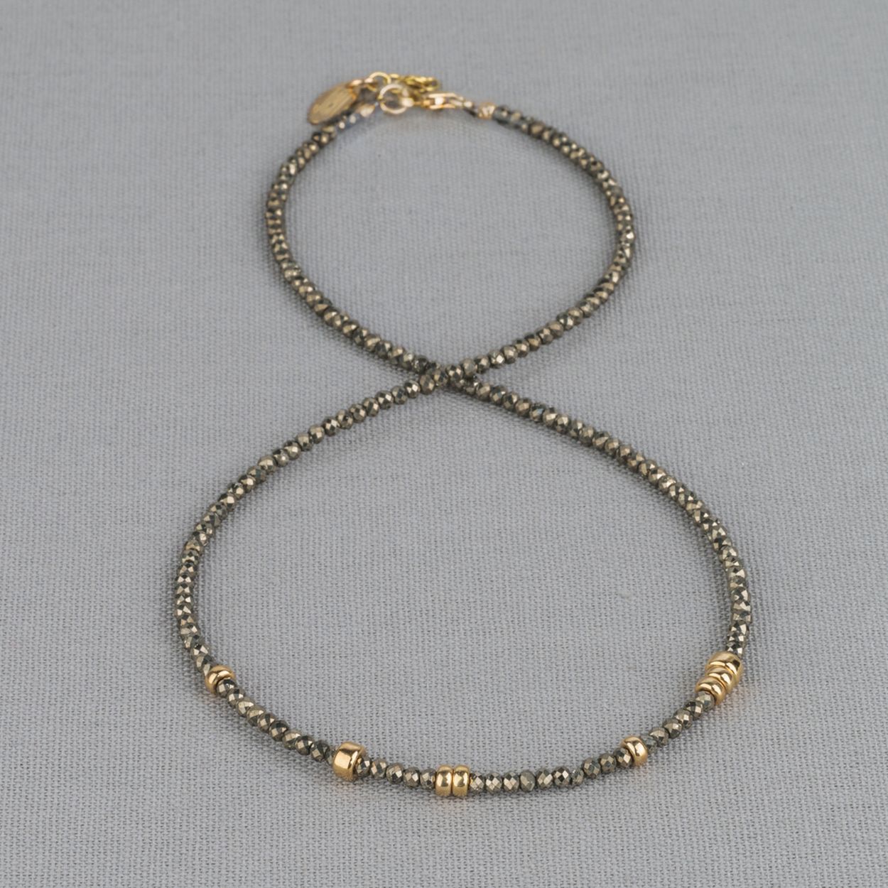 Collier gemaakt van Goldfilled bolletjes en Pyriet. Deze edelsteen beschermt en beweegt vooruit. Deze steen beschermt je tegen negatieve energie. Combineer met de andere sieraden van Jéh Jewels.