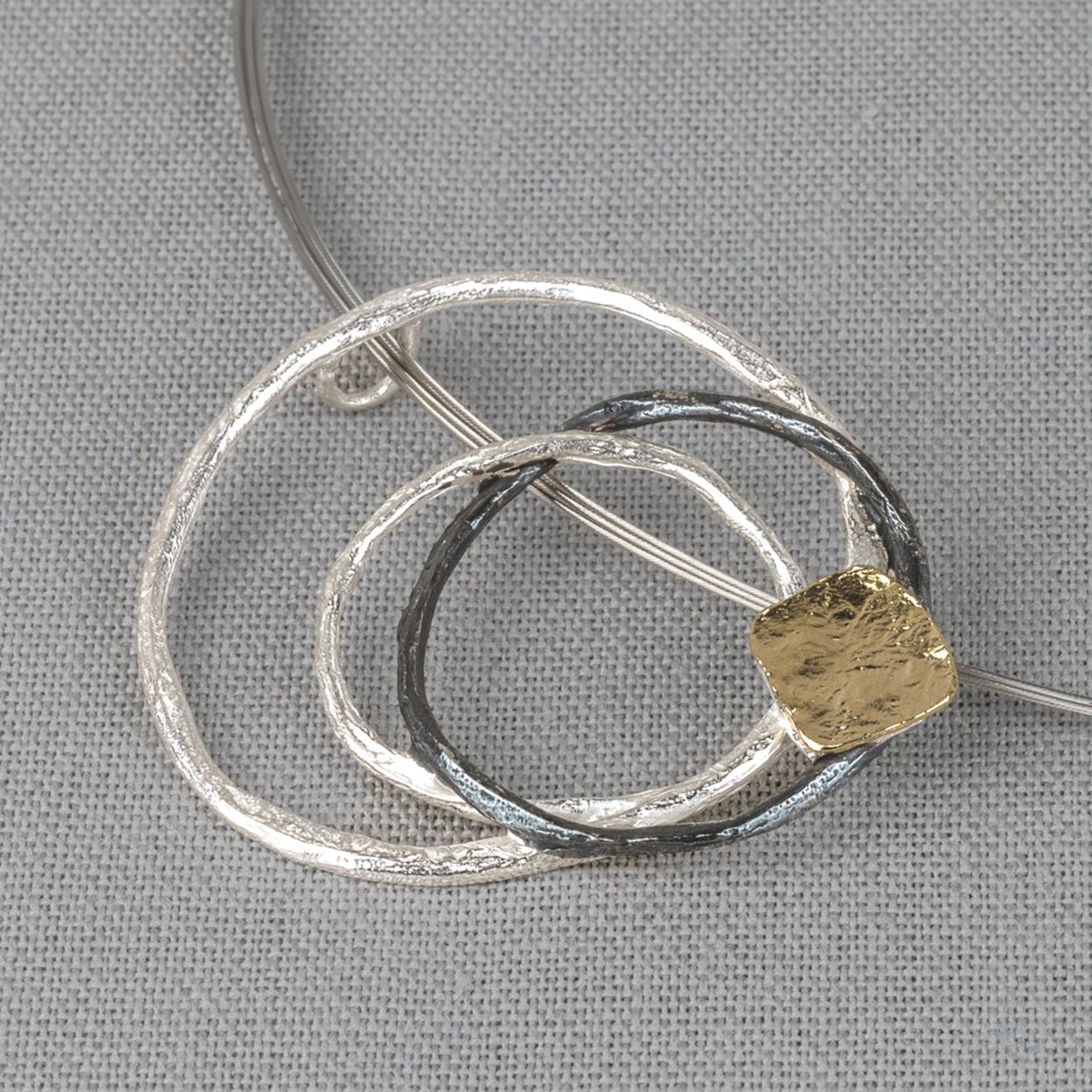 Hanger gemaakt van 925 (geoxideerd) sterling zilver en zilver verguld. Draag deze hanger aan een mooie spang en combineer met mooie oorsieraden en een ring. 