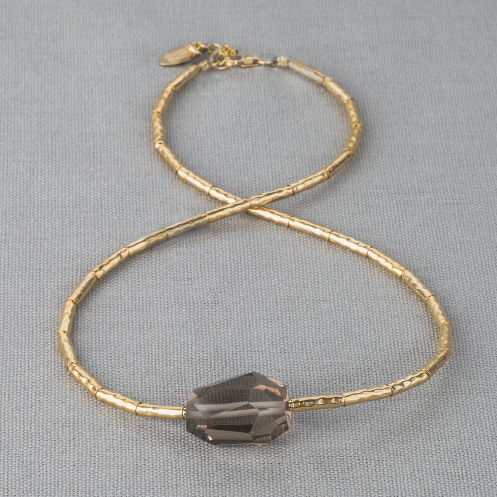 Collier Limited Edition gemaakt van Goldfilled buisjes en de edelseen Rookkwarts. Rookkwarts werkt verzachtend bij angst en stress. Lees alles over deze edelsteen via onderstaande button. Combineer dit collier met de andere sieraden van Jeh Jewels.