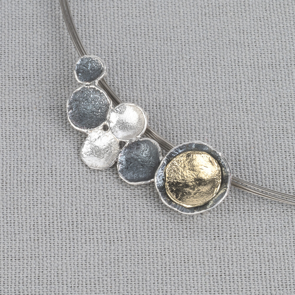 Hanger gemaakt van 925 (geoxideerd) sterling zilver en zilver verguld. Draag deze hanger aan een mooi collier of een spang. Combineer met de andere sieraden van Jeh Jewels!