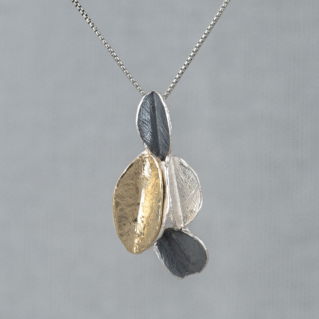 Collier met hanger gemaakt van 925 (geoxideerd) sterling zilver en zilver verguld. Combineer met een paar mooie oorbellen, een ring en armband voor een complete look!