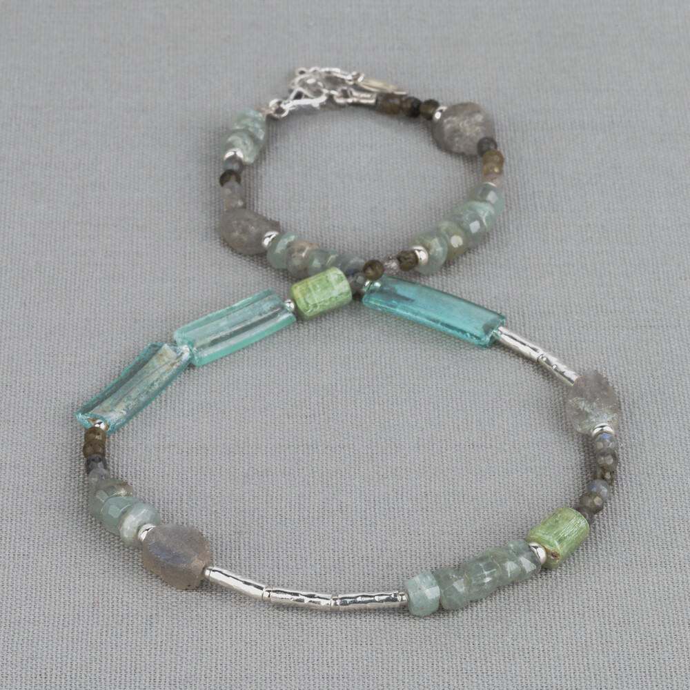 Collier gemaakt van 925 sterling zilver in combinatie met Roman Glass en de edelstenen Labradoriet Groene Kyaniet en Aquamarijn. Lees via onderstaande button wat de krachten en eigenschappen zijn van deze edelstenen! Combineer met de andere sieraden van Jeh Jewels. De kleur van het Romeinse glas kan iets afwijken van de foto dit komt doordat alle stukjes uniek zijn.