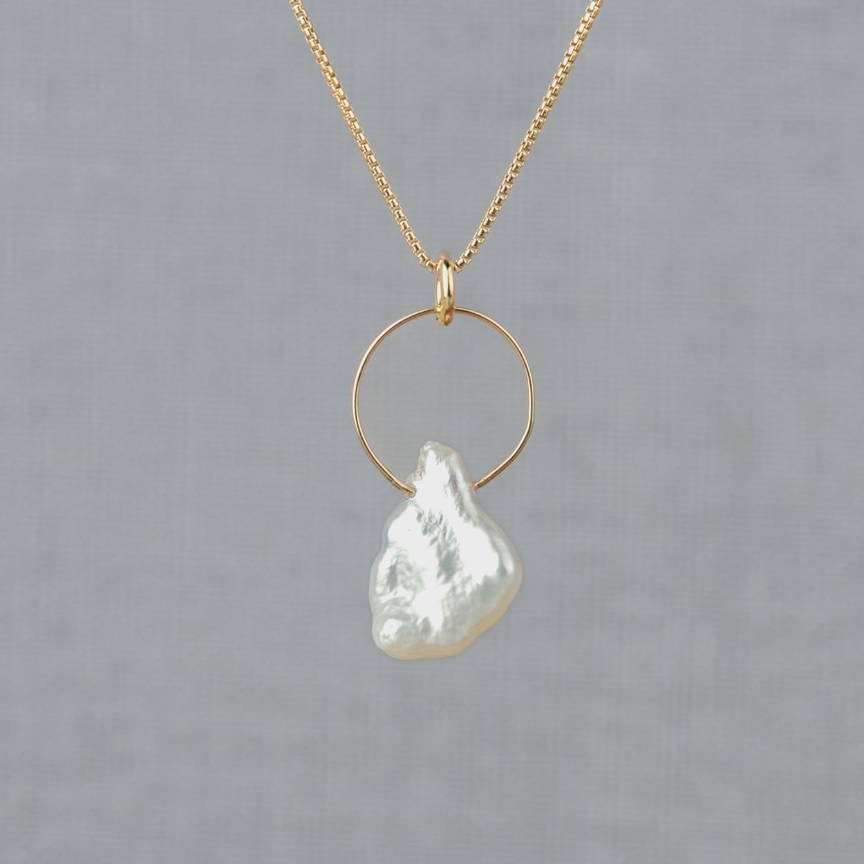 Collier gemaakt van zilver verguld in combinatie met een hanger met een Parel. Parel geeft een zachte en zuiverende energie. Deze geeft rust, vrede en verlichting. Lees alles over deze edelsteen via onderstaande button! Combineer met een mooie ring, armband of oorsieraden van Jeh Jewels.