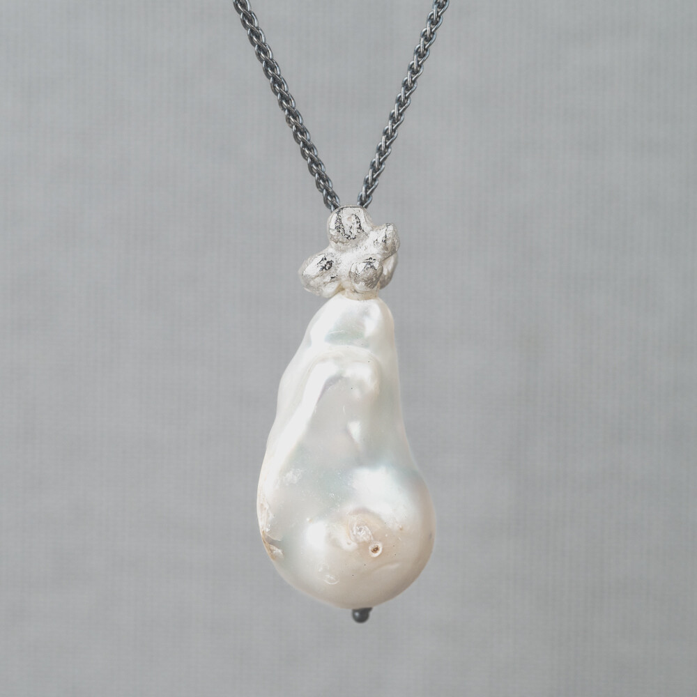 Collier gemaakt van 925 geoxideerd sterling zilver in combinatie met een grote Parel. Parel geeft een zachte en zuiverende energie. Deze geeft rust vrede en verlichting. Voor meer informatie over deze edelsteen bekijk onderstaande button! Draag dit collier samen met de andere sieraden van Jeh Jewels.