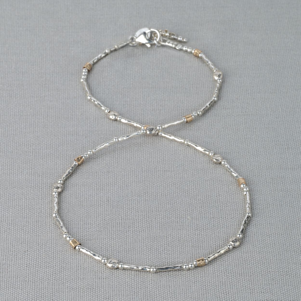 Collier gemaakt van 925 sterling zilver in combinatie met Goldfilled. Tussen de zilveren buisjes vind je bolletjes gemaakt van Goldfilled. Combineer dit collier met de bijpassende armband voor een complete look!