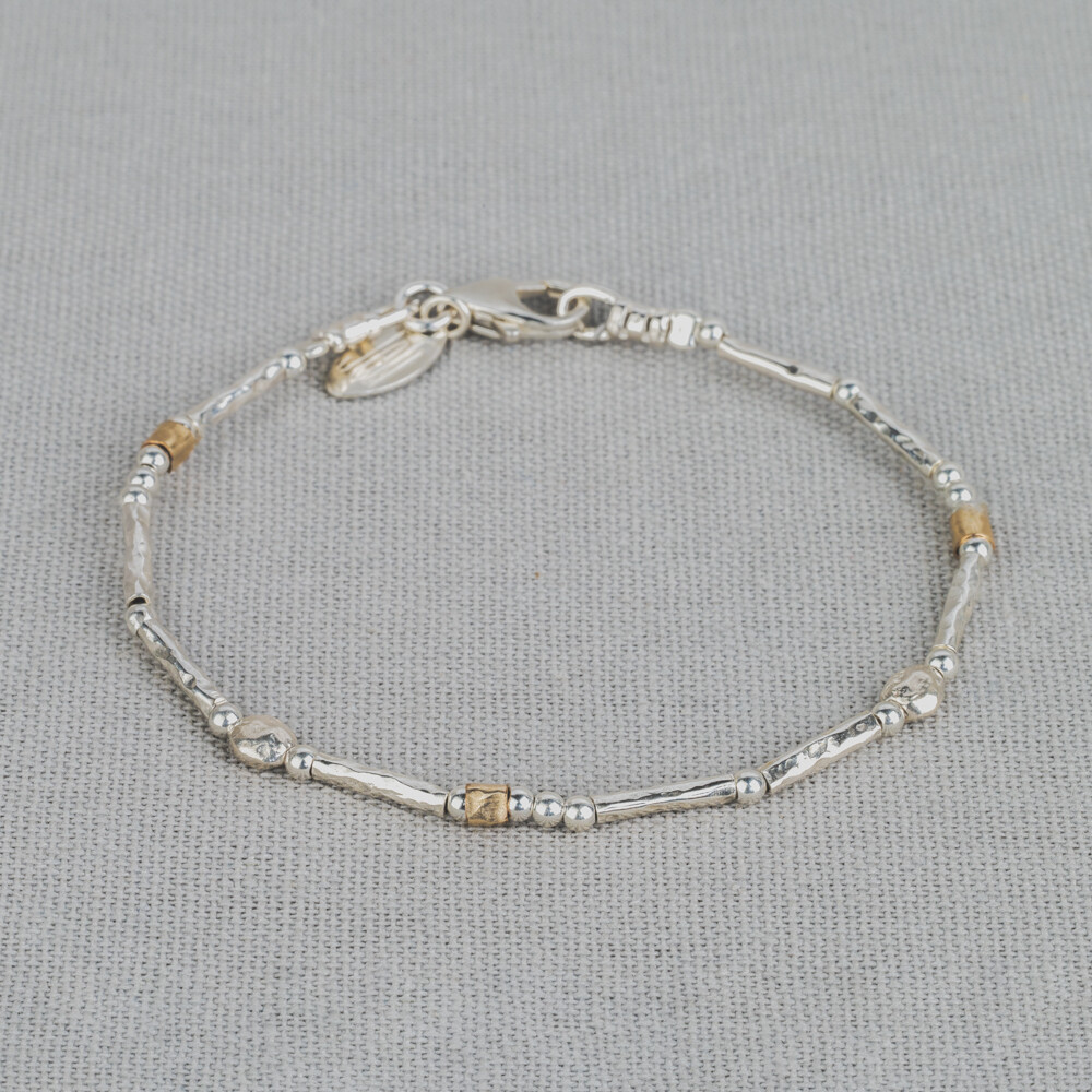 Armband gemaakt van 925 sterling zilver in comvinatie met Golfilled buisjes en bolletjes. Combineer deze armband met het bijpassende collier en ga voor een complete look!