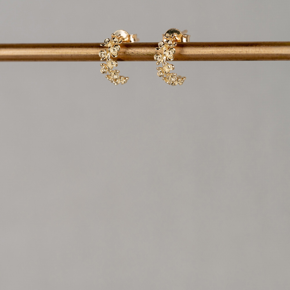 Oorsteker rond gemaakt van 14 karaat goud. Deze oorstekers kunnen perfect gecombineerd worden met de andere items uit de Blossom-lijn.
