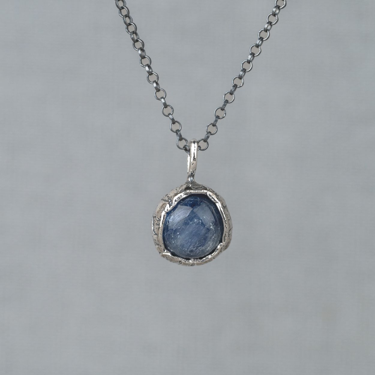 Collier gemaakt van 925 (geoxideerd) sterling zilver in combinatie met de edelsteen Kyaniet. Kyaniet is een spirituele steen met een kalmerende en evenwichtige werking. Combineer met de andere sieraden met Kyaniet!