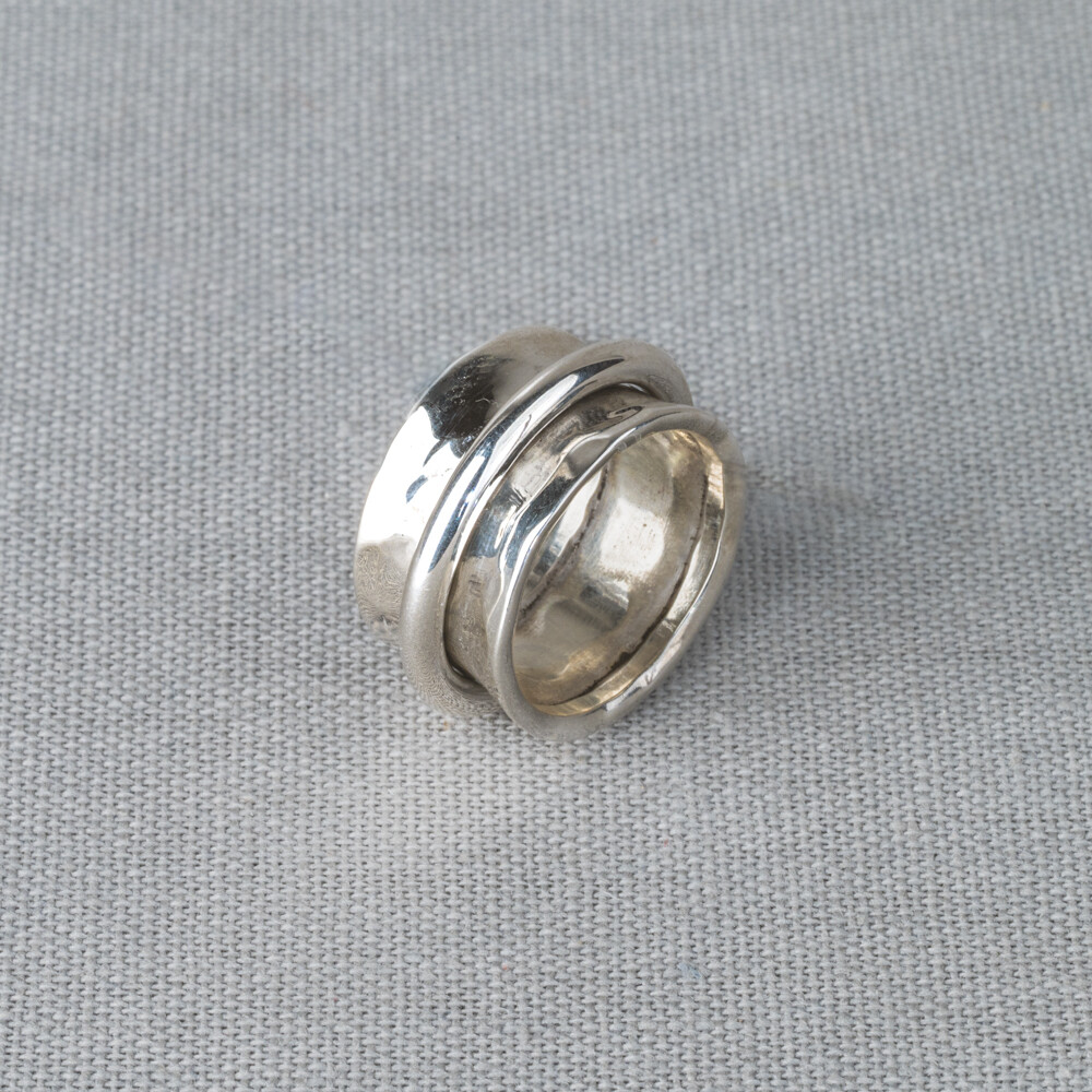 Ring gemaakt van 925 sterling zilver. Om deze ring zit nog en losse spinning ring. Combineer met een mooi collier een armband en oorbellen voor een complete look!