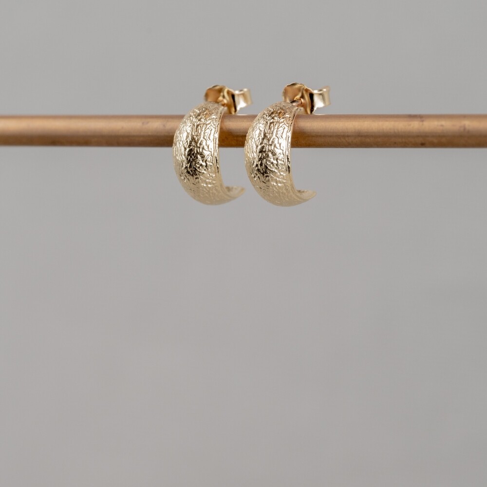 Oorhoepel gemaakt van 14 karaat goud. Combineer deze oorbellen met een mooi goud collier, armband en ring voor een complete look!