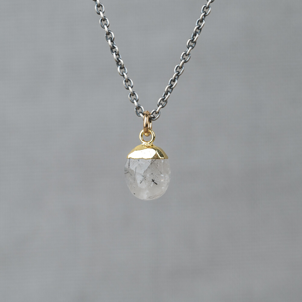 Collier gemaakt van 925 geoxideerd sterling zilver in combinatie met zilver verguld en de edelstenen Black Rutielkwarts en Ruwe Diamant. Lees alles over deze stenen via onderstaande button. Combineer dit collier met de bijpassende oorbellen en de andere sieraden van Jeh Jewels.