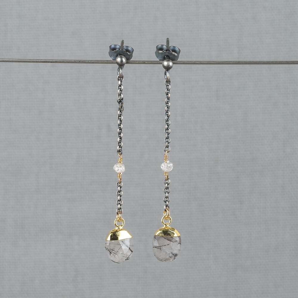 Oorbellen gemaakt van 925 geoxideerd sterling zilver in combinatie met zilver verguld en de edelstenen Ruwe Diamant en Black Rutielkwarts. Lees alles over deze edelstenen via onderstaande button. Combineer deze oorstekers met andere sieraden van Jeh Jewels voor een complete look!