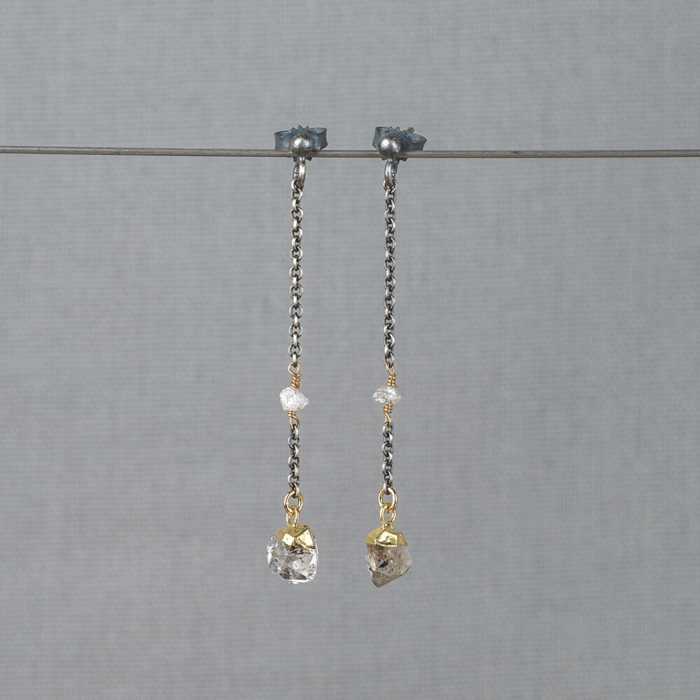 Oorbellen gemaakt van 925 geoxideerd sterling zilver in combinatie met zilver verguld en de edelstenen Ruwe Diamant en Herkimer Diamant. Lees alles over deze edelstenen via onderstaande button. Combineer deze oorstekers met andere sieraden van Jeh Jewels voor een complete look!