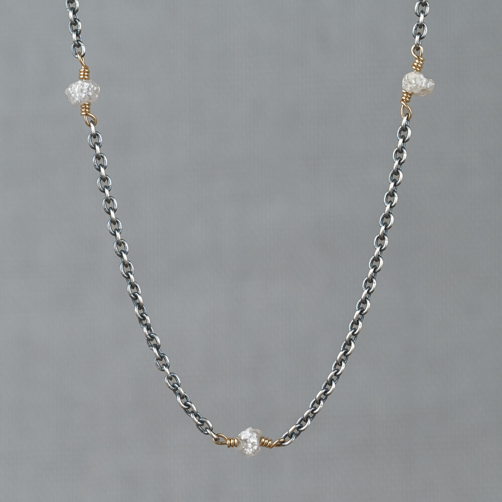 Collier gemaakt van 925 geoxideerd sterling zilver in combinatie met zilver verguld en Ruwe Diamant. Deze steen verlicht emotionele en geestelijke pijn vermindert angst en zorgt voor een nieuw begin. Match dit collier met het bijpassende armbandje voor een complete look!