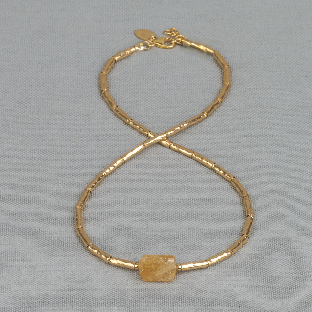 Collier Limited Edition gemaakt van Goldfilled buisjes in combinatie met de edelsteen Citrien. Citrien is een zonnige en verwarmende steen. Het versterkt je zelfvertrouwen en geeft energie, levensvreugde en moed. Lees alles over dez edelsteen via onderstaande button! Combineer met andere sieraden van Jeh Jewels.