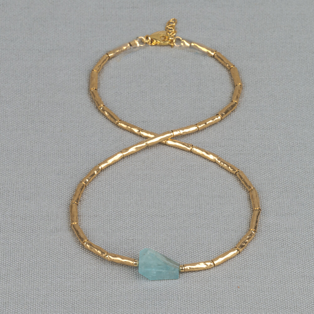Collier Limited Edition gemaakt van Goldfilled buisjes in combinatie met de edelsteen Aquamarijn. Aquamarijn is een baken van rust in de storm van het dagelijkse leven. Deze blauwe steen heeft een voedende energie, die je aanmoedigt om jezelf en omstandigheden te accepteren. Lees alles over dez edelsteen via onderstaande button! Combineer met andere sieraden van Jeh Jewels.